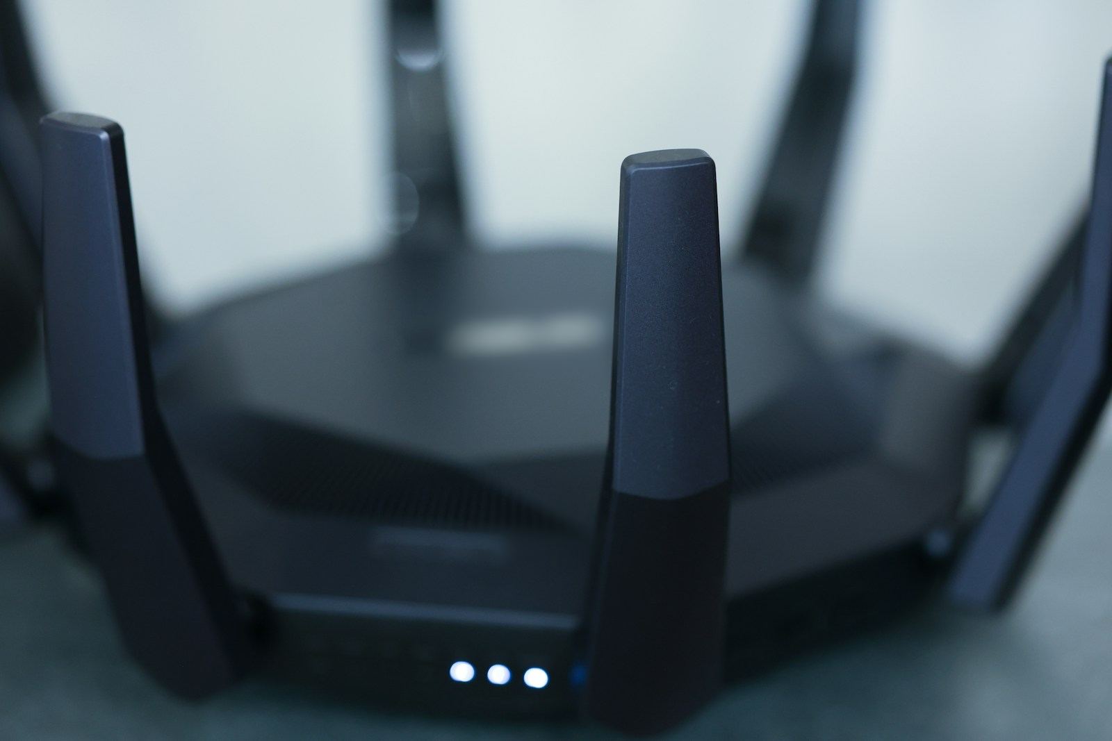 Wi-Fi router with antennas and status lights
